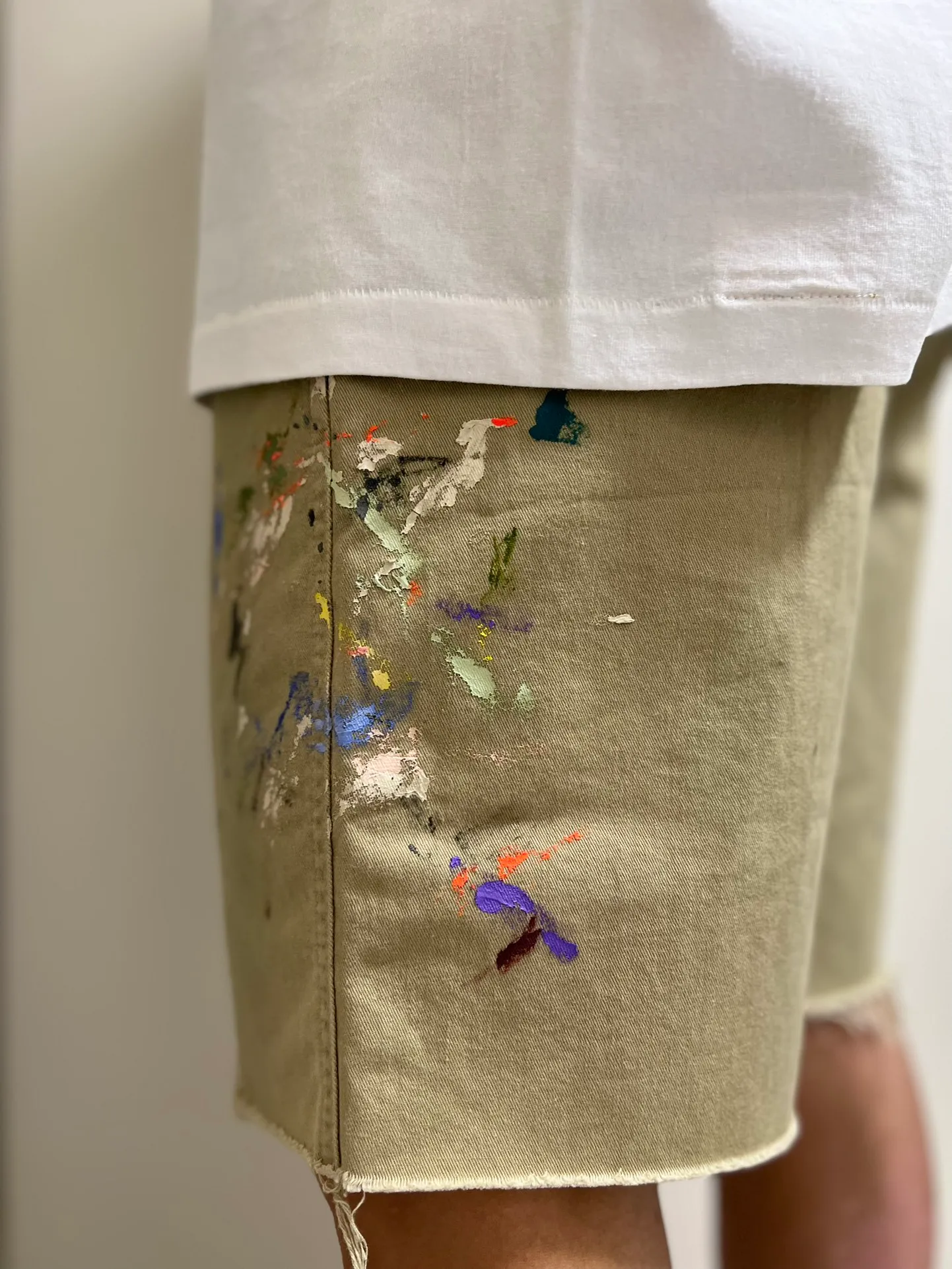 GALLERY DEPT. RICKY SHORT/KHAKI Splash-ink knife-cut khaki work shorts, khaki color 30-32-34-36 code, re-adjusted version, re-washed to make old VINTAGE, hand-made acrylic splash-ink graffiti, genuine cowhide steel stamped LOGO leather tag, original version with LOGO buttons